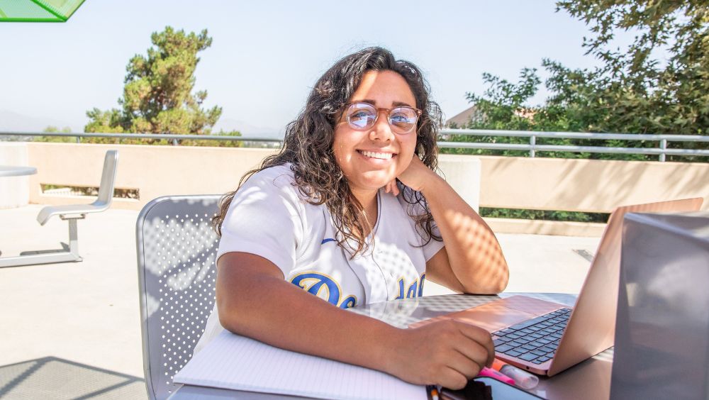 A student studies under sunshine in Coudures Plaza
